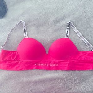 NWOT Victoria’s Secret wireless push-up sports bra. In pink in a size small.
